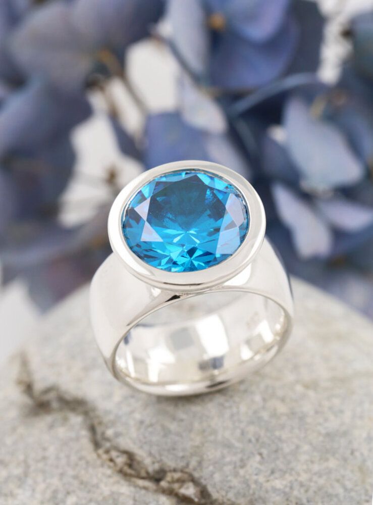 Prunkstück Türkisblau: Ring aus 925er Silber und Cubic Zirkonia Prunkstück Türkisblau: Ring aus 925er Silber und Cubic Zirkonia