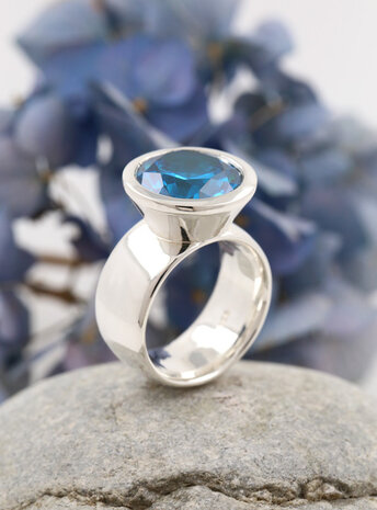 Prunkstück Türkisblau: Ring aus 925er Silber und Cubic Zirkonia Prunkstück Türkisblau: Ring aus 925er Silber und Cubic Zirkonia