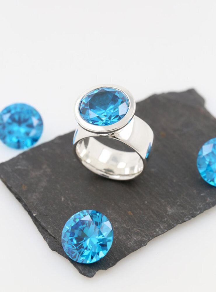 Prunkstück Türkisblau: Ring aus 925er Silber und Cubic Zirkonia Prunkstück Türkisblau: Ring aus 925er Silber und Cubic Zirkonia