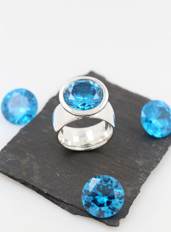 Prunkstück Türkisblau: Ring aus 925er Silber und Cubic Zirkonia Prunkstück Türkisblau: Ring aus 925er Silber und Cubic Zirkonia