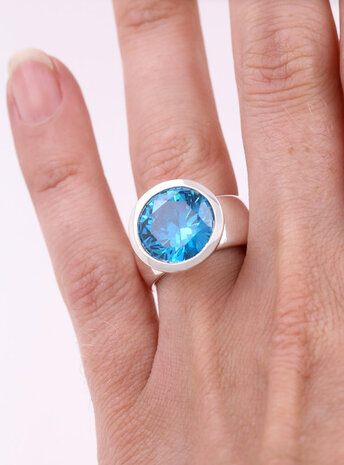 Prunkstück Türkisblau: Ring aus 925er Silber und Cubic Zirkonia Prunkstück Türkisblau: Ring aus 925er Silber und Cubic Zirkonia