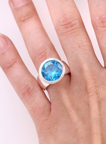 Prunkstück Türkisblau: Ring aus 925er Silber und Cubic Zirkonia Prunkstück Türkisblau: Ring aus 925er Silber und Cubic Zirkonia