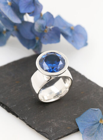 Prunkstück Saphirblau: Ring aus 925er Silber und Cubic Zirkonia Prunkstück Saphirblau: Ring aus 925er Silber und Cubic Zirkonia