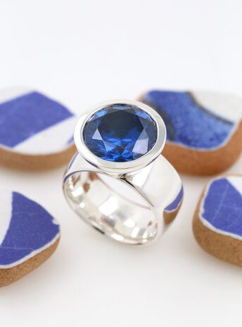 Prunkstück Saphirblau: Ring aus 925er Silber und Cubic Zirkonia Prunkstück Saphirblau: Ring aus 925er Silber und Cubic Zirkonia