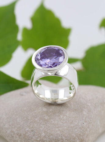 Prunkstück Lila: Ring aus 925er Silber und Cubic Zirkonia Prunkstück Lila: Ring aus 925er Silber und Cubic Zirkonia