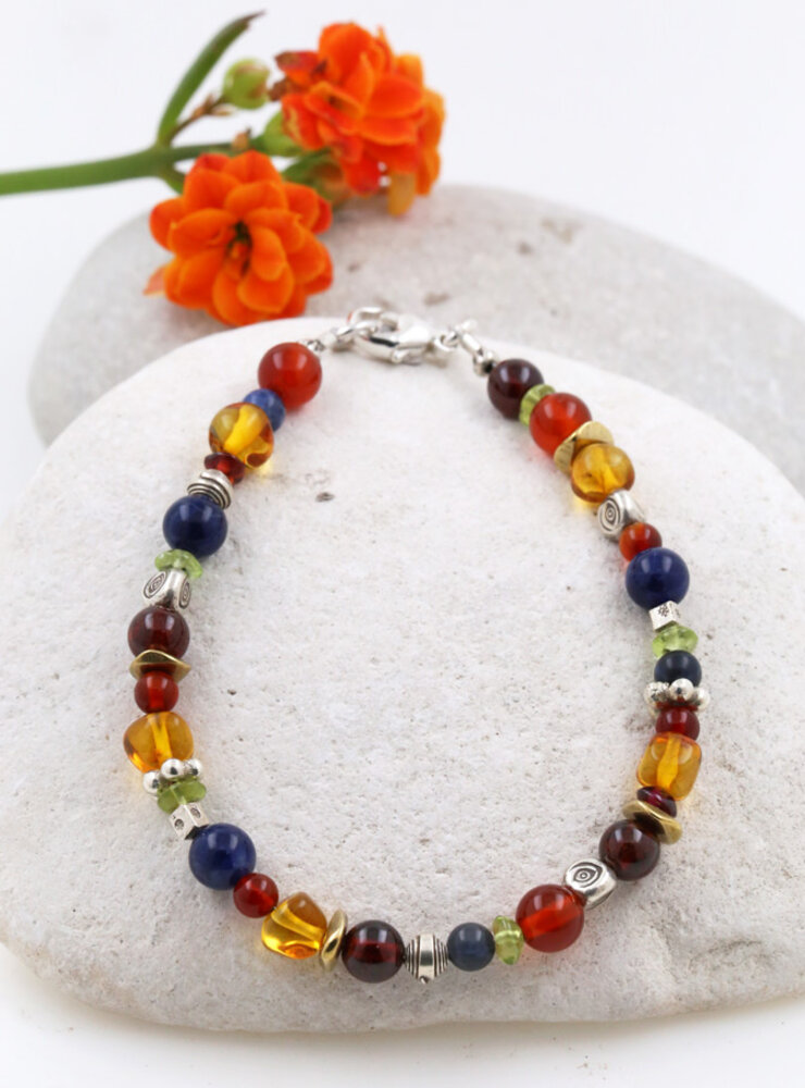 Armband aus Silber, Messing und farbigen Edelsteinen Armband aus Silber, Messing und farbigen Edelsteinen