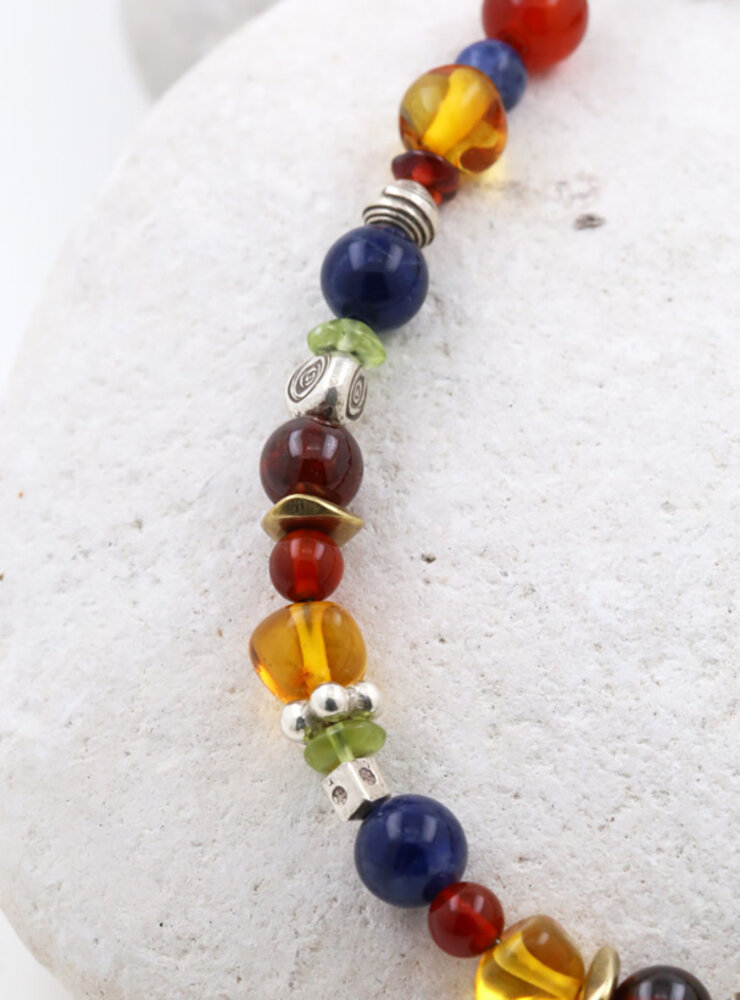 Armband aus Silber, Messing und farbigen Edelsteinen Armband aus Silber, Messing und farbigen Edelsteinen