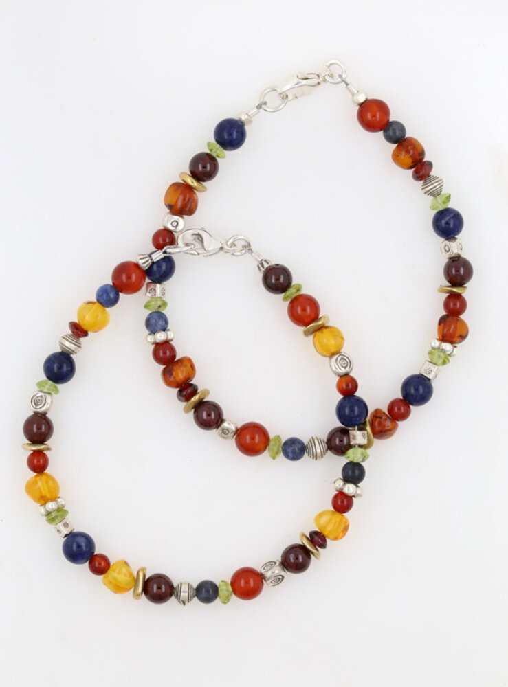 Armband aus Silber, Messing und farbigen Edelsteinen Armband aus Silber, Messing und farbigen Edelsteinen