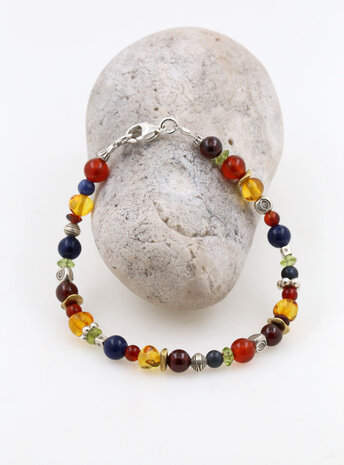 Armband aus Silber, Messing und farbigen Edelsteinen Armband aus Silber, Messing und farbigen Edelsteinen