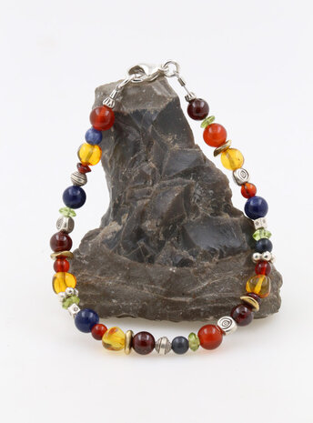 Armband aus Silber, Messing und farbigen Edelsteinen Armband aus Silber, Messing und farbigen Edelsteinen