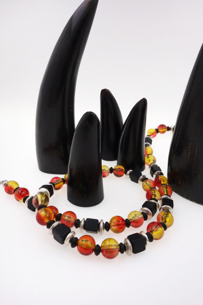 Halskette aus Glasperlen, schwarzem Onyx und Silber Halskette aus Glasperlen, schwarzem Onyx und Silber