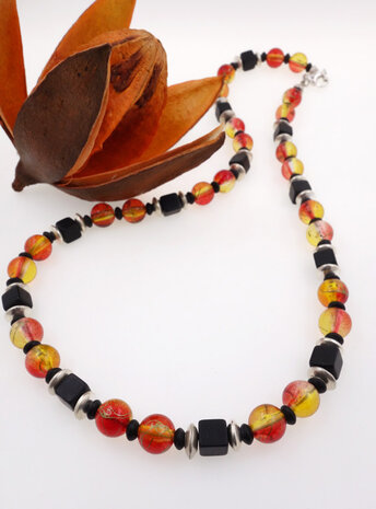 Halskette aus Glasperlen, schwarzem Onyx und Silber Halskette aus Glasperlen, schwarzem Onyx und Silber