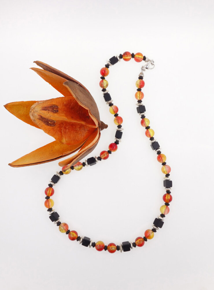 Halskette aus Glasperlen, schwarzem Onyx und Silber Halskette aus Glasperlen, schwarzem Onyx und Silber