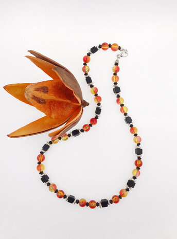 Halskette aus Glasperlen, schwarzem Onyx und Silber Halskette aus Glasperlen, schwarzem Onyx und Silber