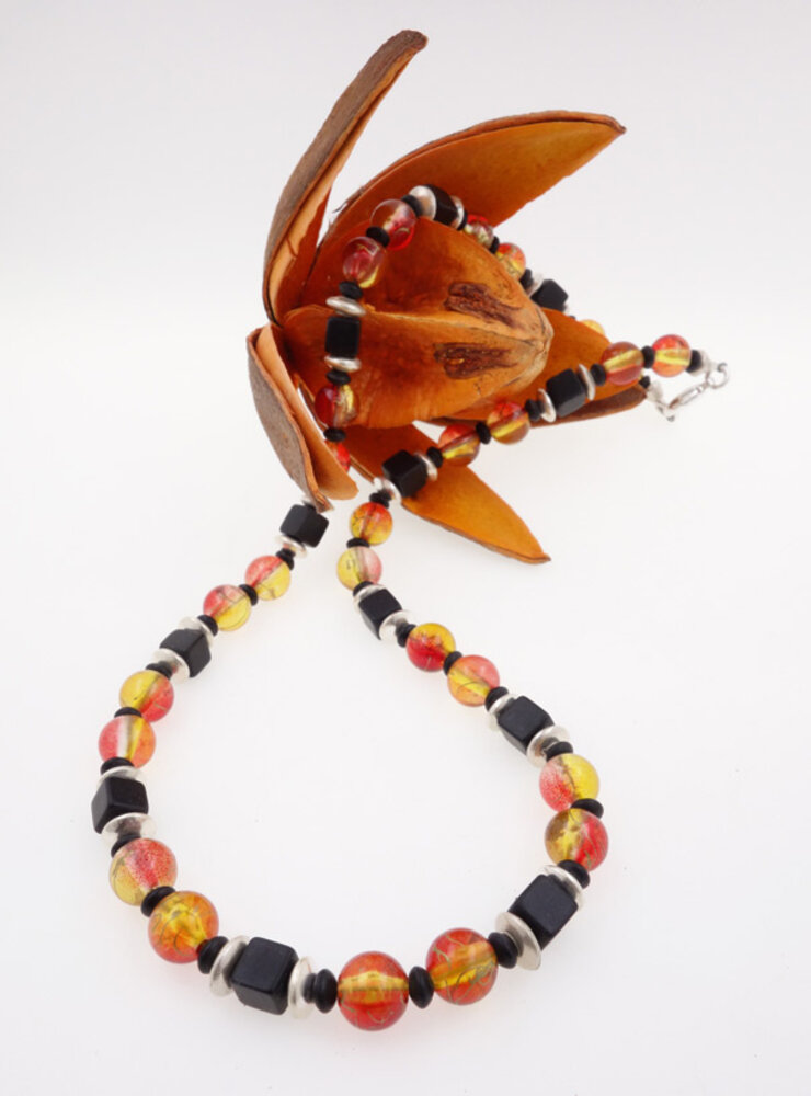 Halskette aus Glasperlen, schwarzem Onyx und Silber Halskette aus Glasperlen, schwarzem Onyx und Silber