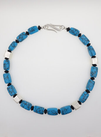 Halskette aus synthetischem Türkis, schwarzem Onyx und handgemachten Silberelementen
