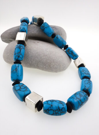 Halskette aus synthetischem Türkis, schwarzem Onyx und handgemachten Silberelementen