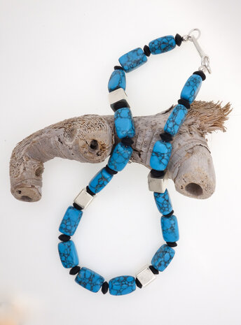 Halskette aus synthetischem Türkis, schwarzem Onyx und handgemachten Silberelementen