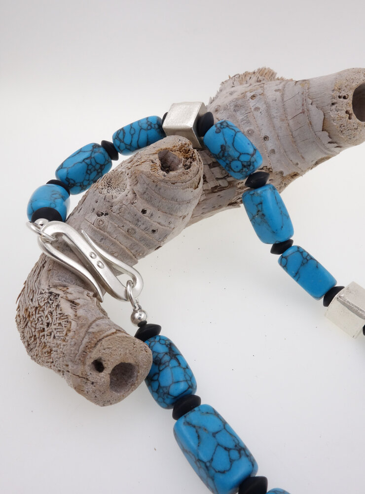 Halskette aus synthetischem Türkis, schwarzem Onyx und handgemachten Silberelementen