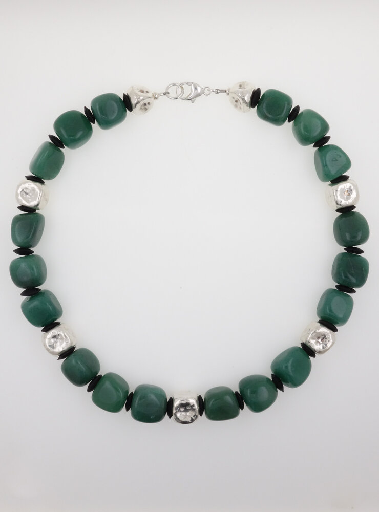 Halskette aus Aventurin, Kokosnussschale und handgemachten Silberelementen Halskette aus Aventurin, Kokosnussschale und handgemachten Silberelementen