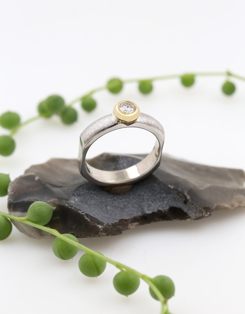 Modern Times – Silberring mit 0,25 ct Labor-Diamant in 750er Goldfassung Modern Times – Silberring mit 0,25 ct Labor-Diamant in 750er Goldfassung