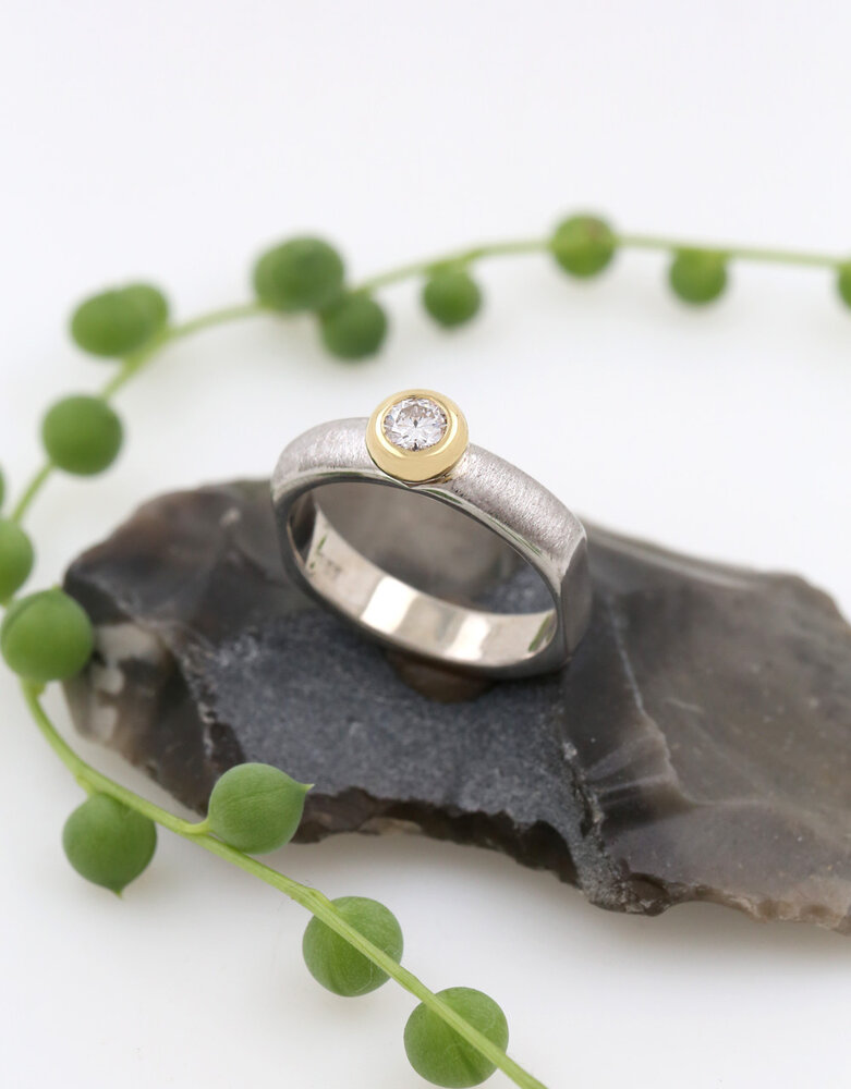 Modern Times – Silberring mit 0,25 ct Labor-Diamant in 750er Goldfassung Modern Times – Silberring mit 0,25 ct Labor-Diamant in 750er Goldfassung