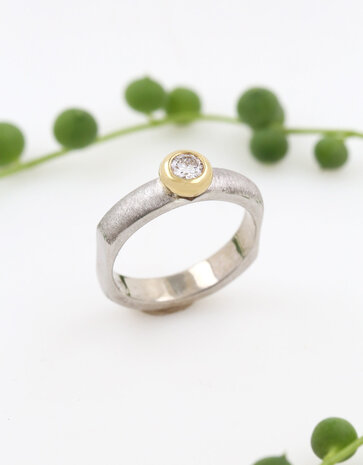 Modern Times – Silberring mit 0,25 ct Labor-Diamant in 750er Goldfassung Modern Times – Silberring mit 0,25 ct Labor-Diamant in 750er Goldfassung