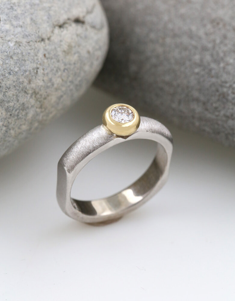 Modern Times – Silberring mit 0,25 ct Labor-Diamant in 750er Goldfassung Modern Times – Silberring mit 0,25 ct Labor-Diamant in 750er Goldfassung