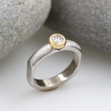 Modern Times – Silberring mit 0,25 ct Labor-Diamant in 750er Goldfassung Modern Times – Silberring mit 0,25 ct Labor-Diamant in 750er Goldfassung