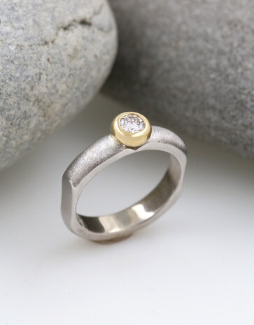 Modern Times – Silberring mit 0,25 ct Labor-Diamant in 750er Goldfassung Modern Times – Silberring mit 0,25 ct Labor-Diamant in 750er Goldfassung