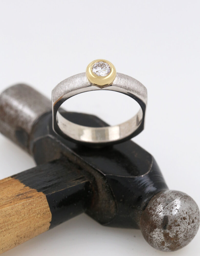 Modern Times – Silberring mit 0,25 ct Labor-Diamant in 750er Goldfassung Modern Times – Silberring mit 0,25 ct Labor-Diamant in 750er Goldfassung