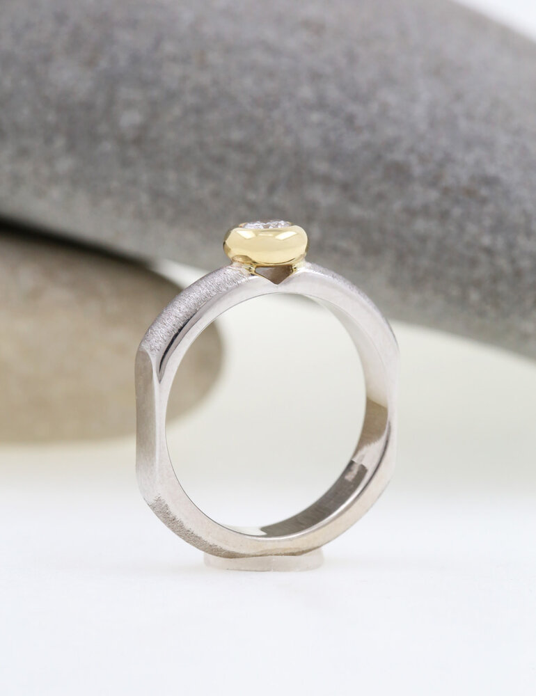 Modern Times – Silberring mit 0,25 ct Labor-Diamant in 750er Goldfassung Modern Times – Silberring mit 0,25 ct Labor-Diamant in 750er Goldfassung