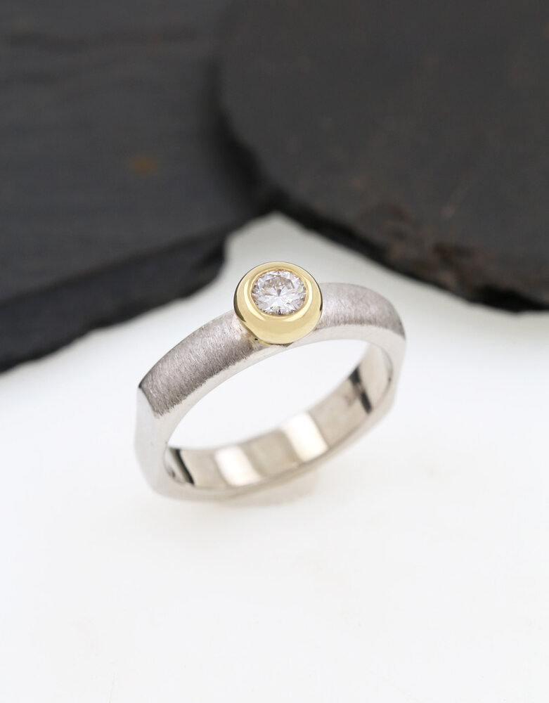 Modern Times – Silberring mit 0,25 ct Labor-Diamant in 750er Goldfassung Modern Times – Silberring mit 0,25 ct Labor-Diamant in 750er Goldfassung