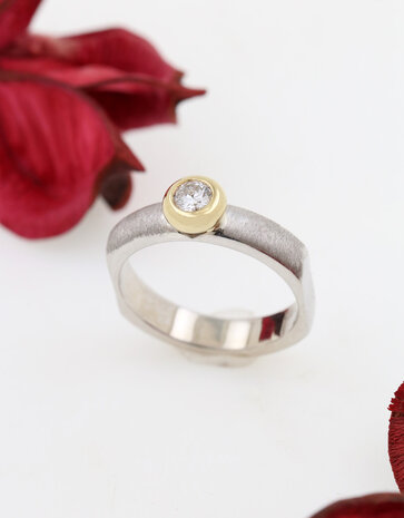 Modern Times – Silberring mit 0,25 ct Labor-Diamant in 750er Goldfassung Modern Times – Silberring mit 0,25 ct Labor-Diamant in 750er Goldfassung