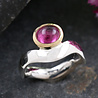 Binzer Bucht: Ring aus 750er Gold, 925er Silber und Rhodolith Binzer Bucht: Ring aus 750er Gold, 925er Silber und Rhodolith