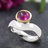 Binzer Bucht: Ring aus 750er Gold, 925er Silber und Rhodolith Binzer Bucht: Ring aus 750er Gold, 925er Silber und Rhodolith