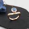 Liane: Ring aus 750er Gold und Mondstein Liane: Ring aus 750er Gold und Mondstein