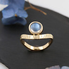 Liane: Ring aus 750er Gold und Mondstein Liane: Ring aus 750er Gold und Mondstein