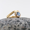 Liane: Ring aus 750er Gold und Mondstein Liane: Ring aus 750er Gold und Mondstein