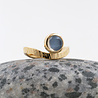 Liane: Ring aus 750er Gold und Mondstein Liane: Ring aus 750er Gold und Mondstein