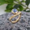 Liane: Ring aus 750er Gold und Mondstein Liane: Ring aus 750er Gold und Mondstein