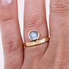 Liane: Ring aus 750er Gold und Mondstein Liane: Ring aus 750er Gold und Mondstein