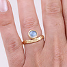 Liane: Ring aus 750er Gold und Mondstein Liane: Ring aus 750er Gold und Mondstein