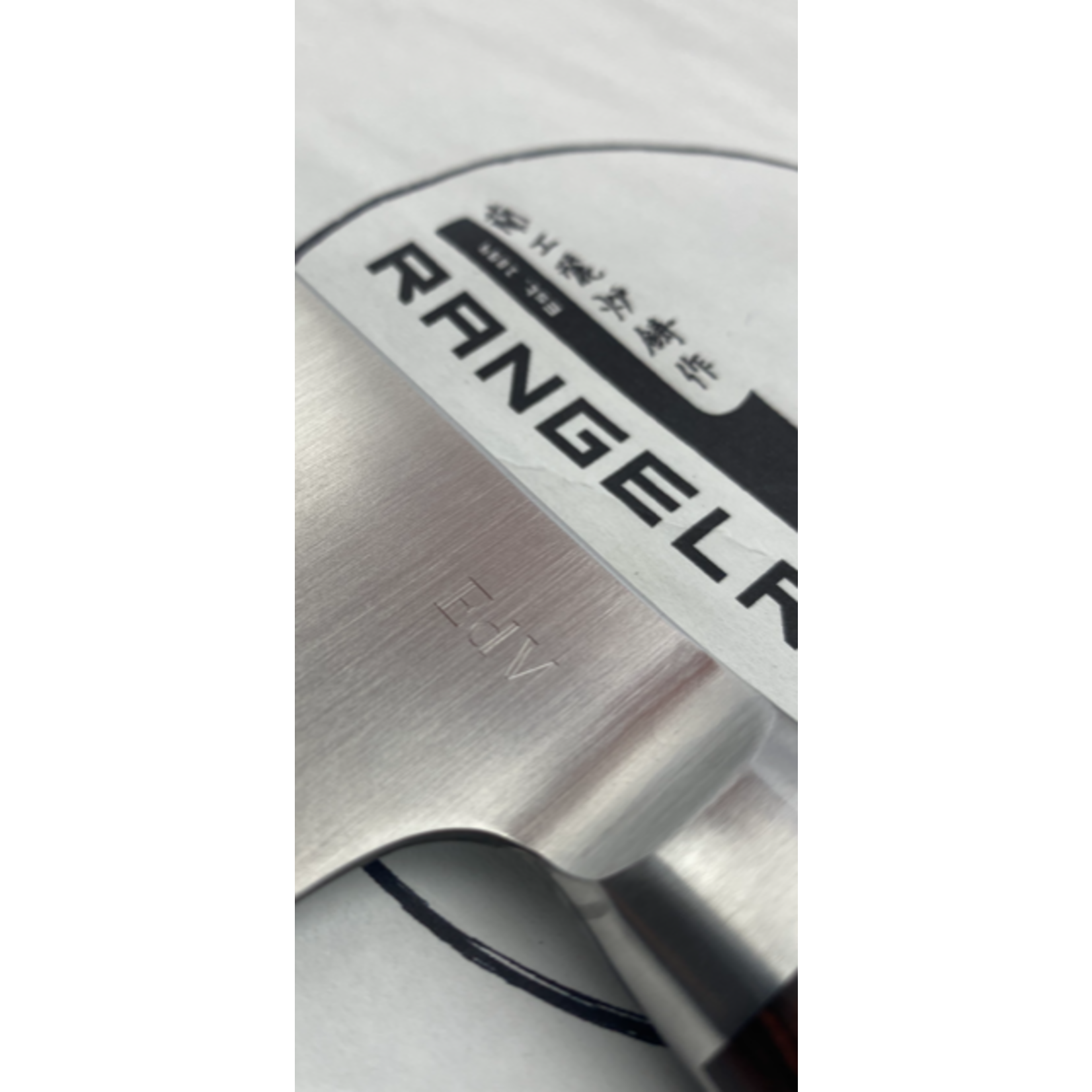 Graveren van initialen in het lemmet