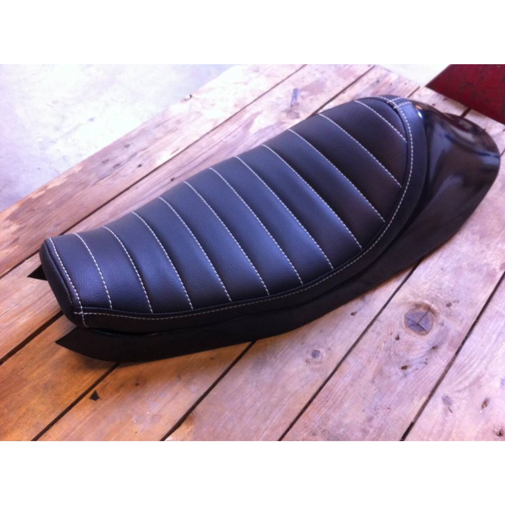 Harley Sportster Tracker Sitz Tuck 'N Roll schwarz Typ 49