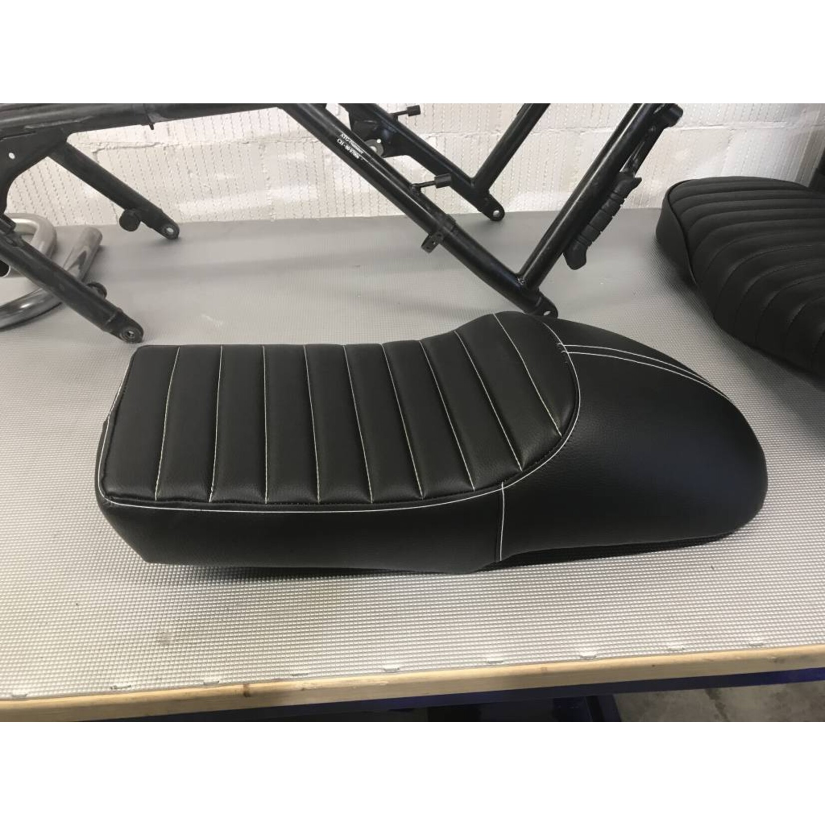 Sitzbank Cafe Racer rund BMW K75-K100-K1100