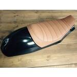 C.Racer C.Racer Sitzbank "Tuck n' Roll" hellbraun mit schwarzen Nähten für Triumph