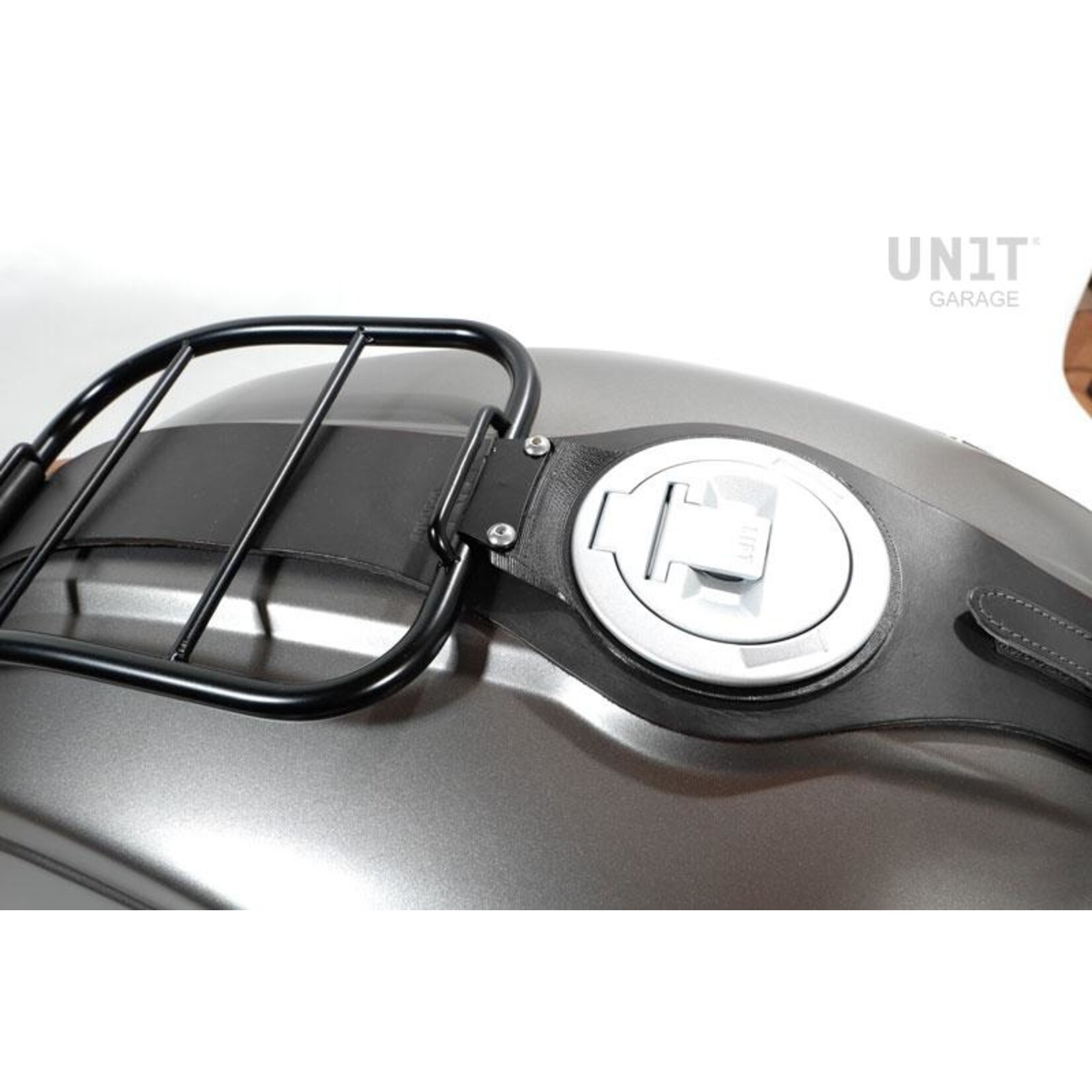 Unitgarage Gepäckträger auf Tank mit schwarzem Tankgurt für BMW R nineT