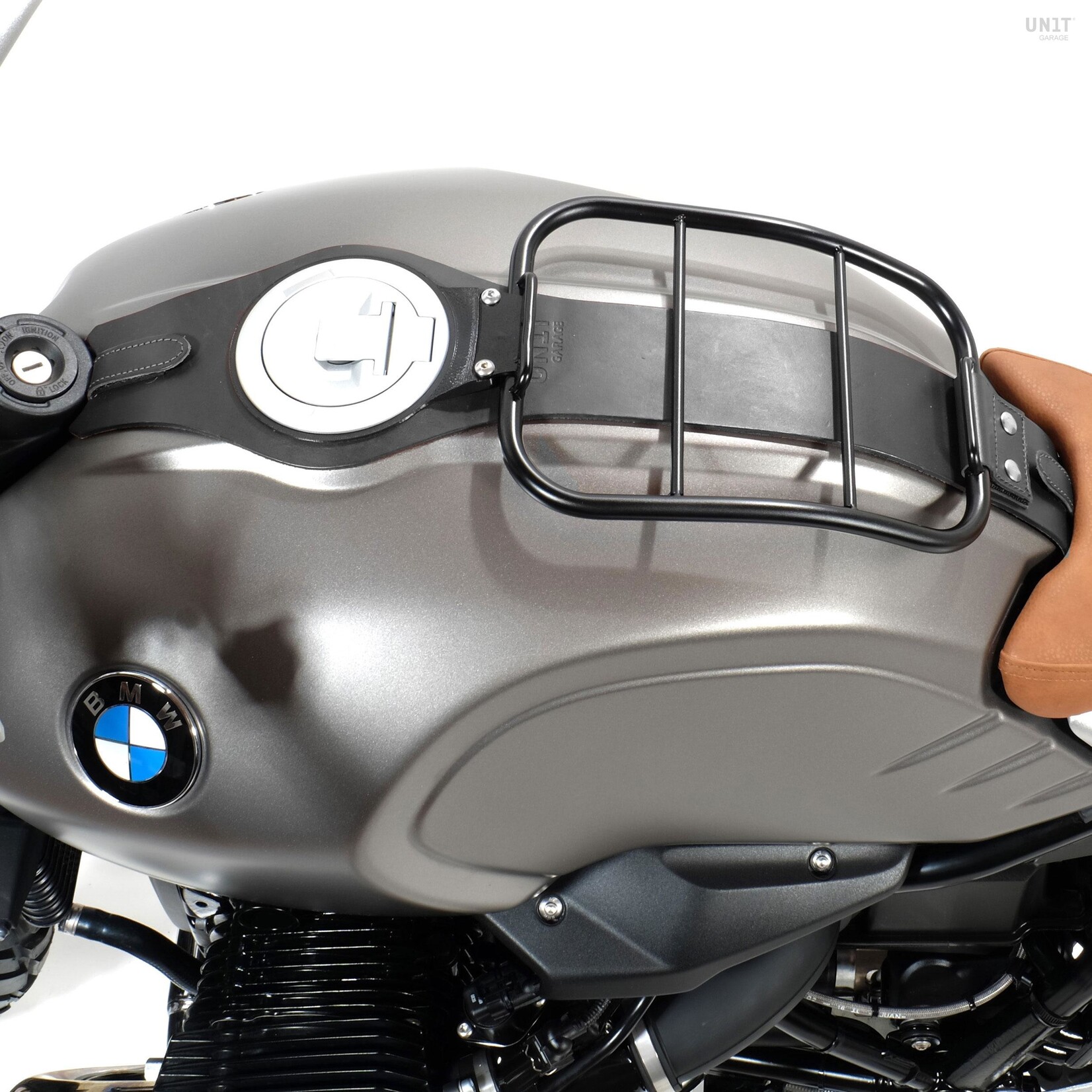 Unitgarage Gepäckträger auf Tank mit schwarzem Tankgurt für BMW R nineT