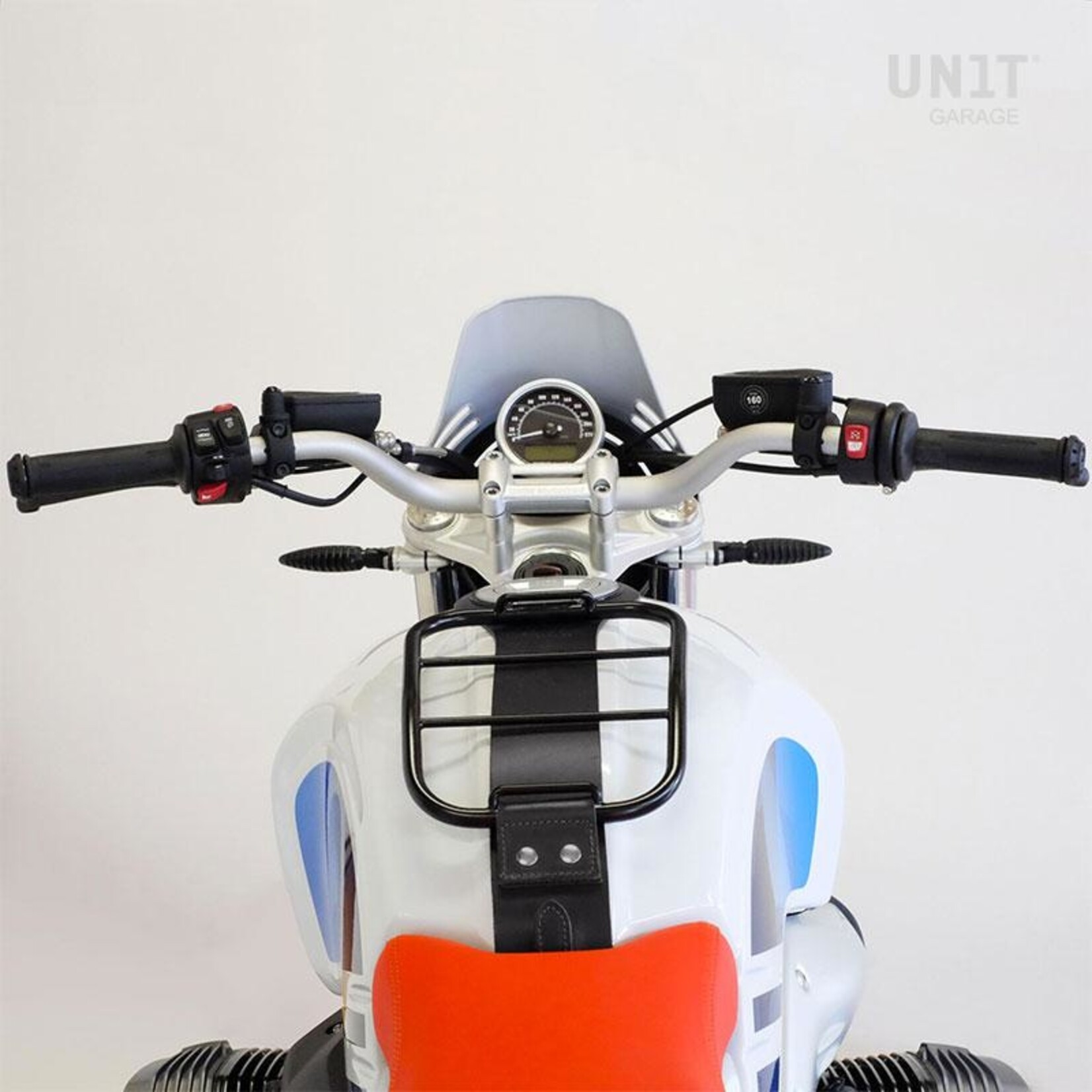 Unitgarage Gepäckträger auf Tank mit schwarzem Tankgurt für BMW R nineT